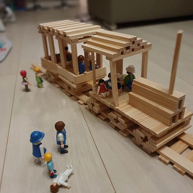 Remi Dixon Brosse On Instagram: "#Kapla #Playmobil #Train dedans Modèle Tour Kapla