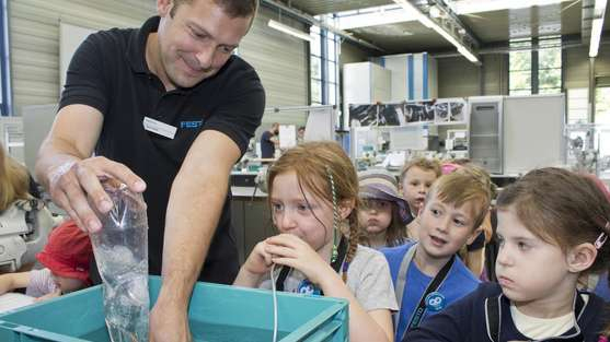 Erlebnis Technik – Die Kleinen Leuchtkäfer | Festo Lernzentrum destiné Experimente Mit Vorschulkindern