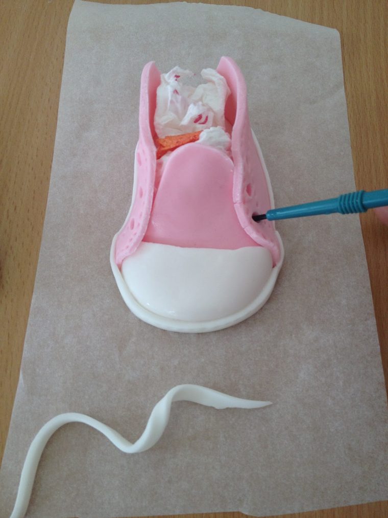 Fabtastic Cakes: Tutoriel Chaussures Converse De Bébé En encequiconcerne Noeud En Pate A Sucre