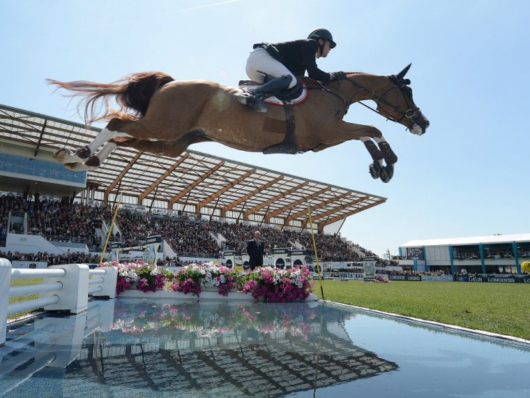 Jeux De Cheval Qui Saute – Jeux De Saut D'Obstacle serapportantà Coloriage Cheval Qui Saute Un Obstacle