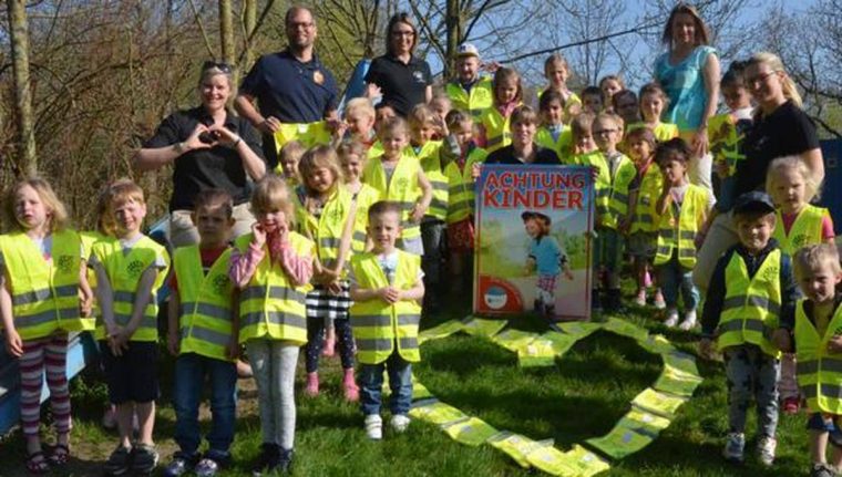 Knallgelbe Warnwesten Für Die Kindergartenkinder avec Fußball Für Kindergartenkinder