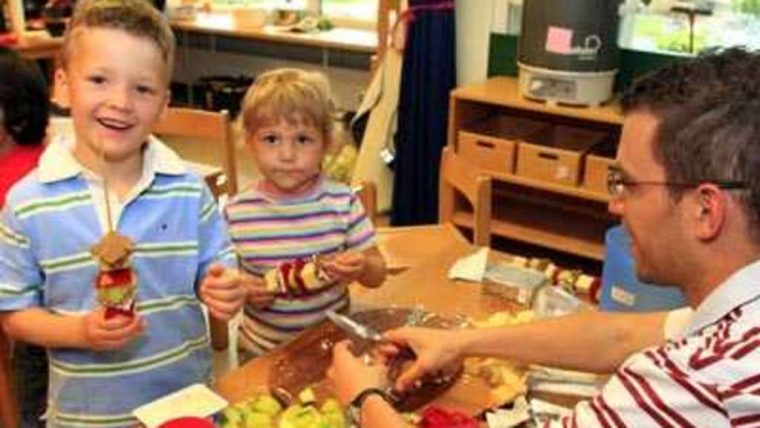 Väter Und Kinder Kochen Im Evangelischen Kindergarten intérieur Kochen Im Kindergarten