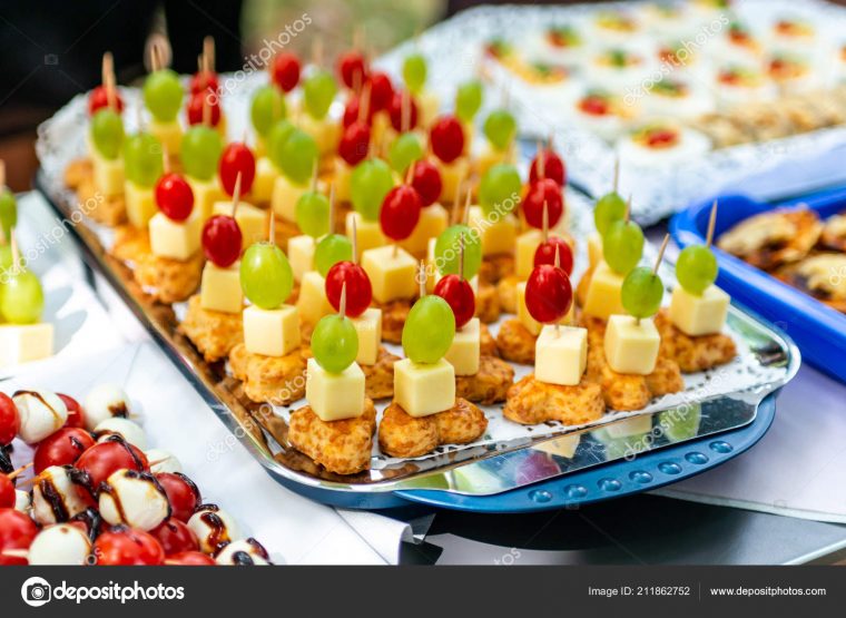 Büfett Mit Häppchen. Bankettservice. Catering, Snacks Mit encequiconcerne Kinderbuffet Fingerfood