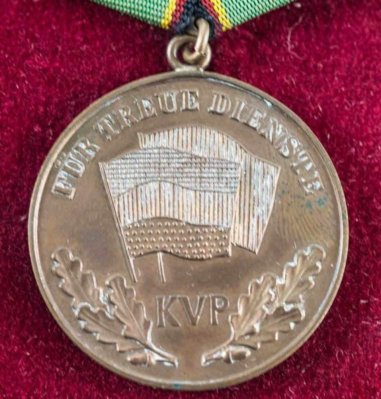 Medaille "Für Treue Dienste Kvp" | Ddr Museum Berlin intérieur Medaille Für Kinderolympiade