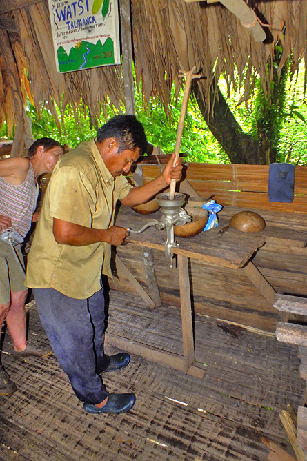 Tour Ins Indigene Reservat "Kekoldi" Des Bri Bri-Stammes serapportantà Nahrung Der Indianer