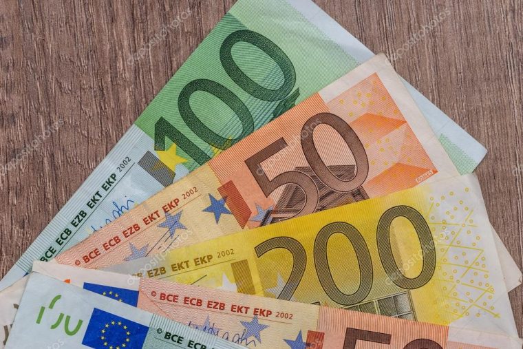 Billets Et Pièces En Euros Sur Fond De Bois — Photographie tout Coloriage De Billet Euro