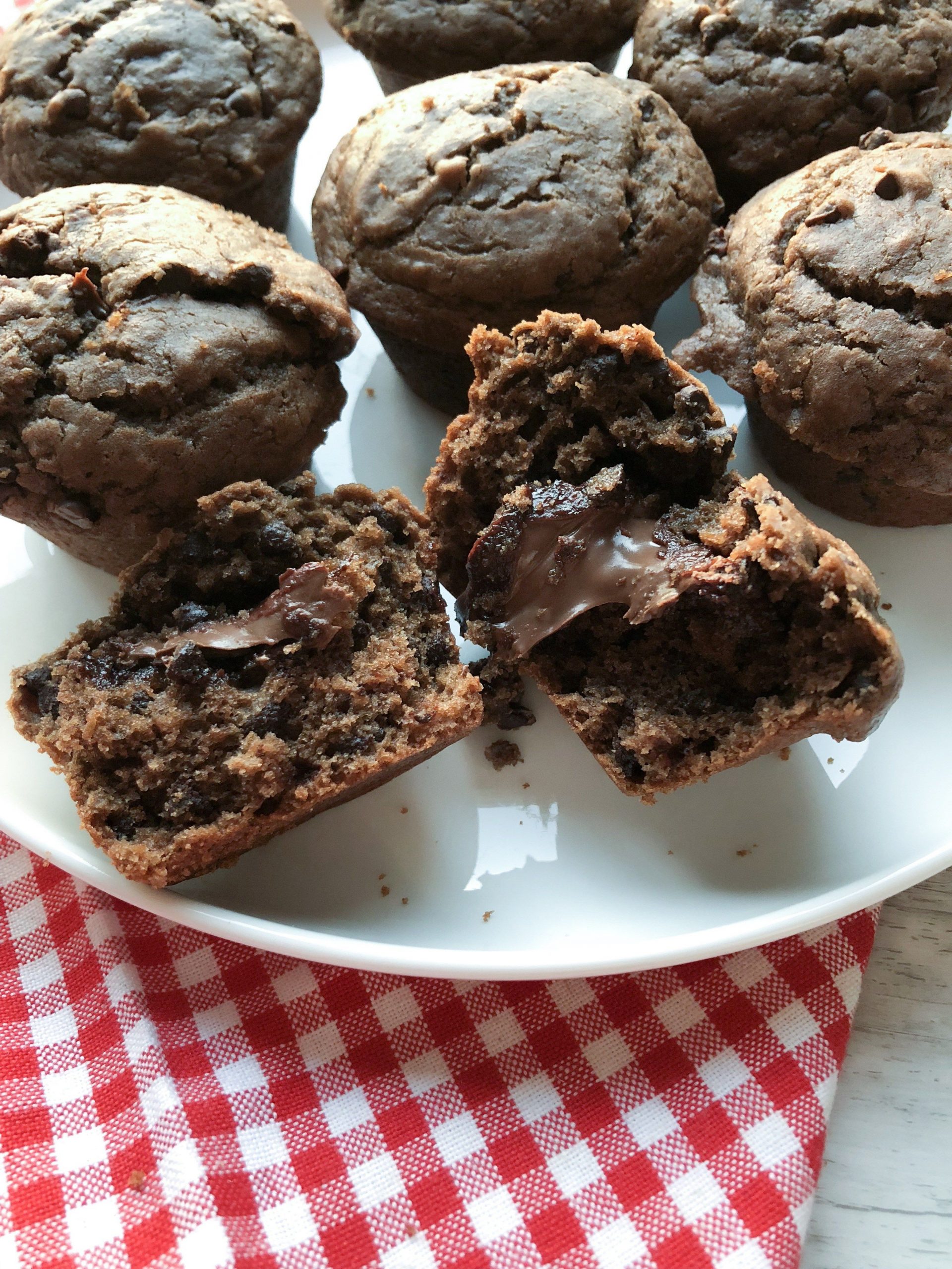 Nutella Stuffed Double Dark Chocolate Chip Muffins - To avec Toque De Choc Muffin Nutella