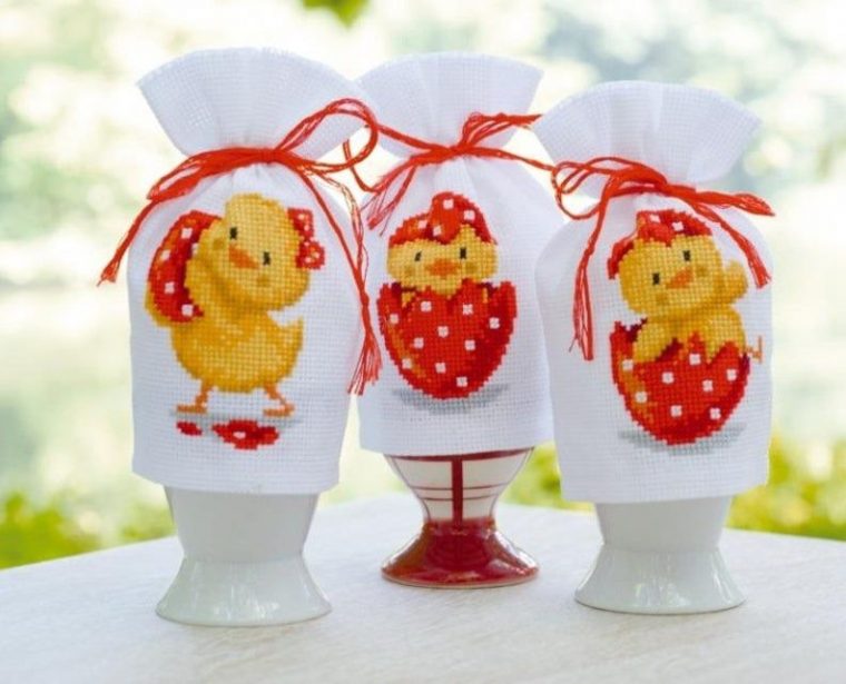 Polka Dot Oeufs Et Des Poussins. Motif De Broderie Machine destiné Le Poussin Sort De Son Å“Uvre Bricolages De Pa¢Ques