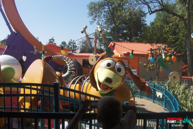 Slinky Dog Zigzag Spin. | Paris | Disneyland-Planet serapportantà Jeu Zigzag Disneyland Paris