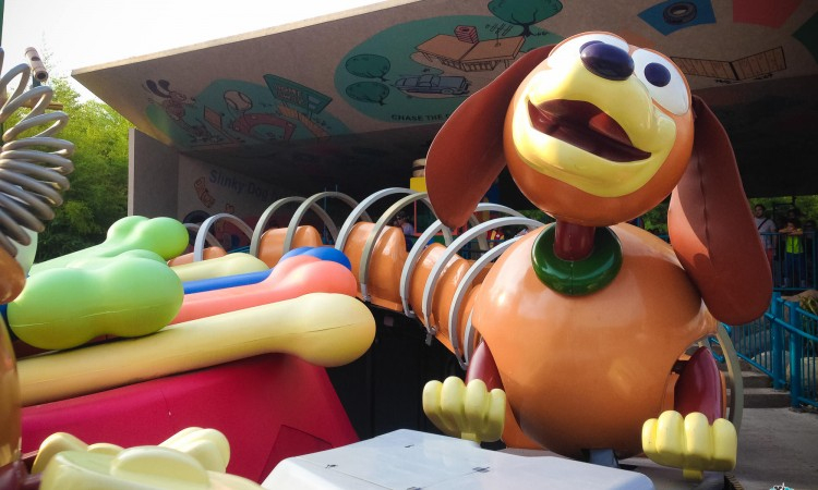 Slinky Dog Zigzag Spin tout Jeu Zigzag Disneyland Paris