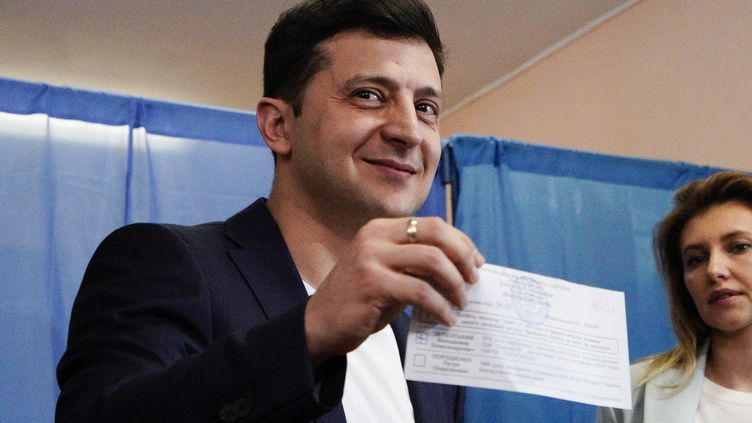 Ukraine : Le Comédien Volodymyr Zelensky Élu Président encequiconcerne Une Voix Face Au Pouvoir De Desnos